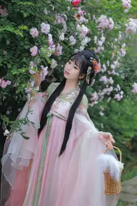 YiTuYu Vol.8641: The Classic Beauty of Zhou Zhou AY Amidst a Dreamy Rose Garden - image 13