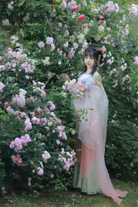 YiTuYu Vol.8641: The Classic Beauty of Zhou Zhou AY Amidst a Dreamy Rose Garden - image 10