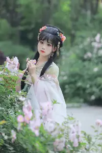 YiTuYu Vol.8641: The Classic Beauty of Zhou Zhou AY Amidst a Dreamy Rose Garden - image 1