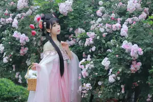 YiTuYu Vol.8641: The Classic Beauty of Zhou Zhou AY Amidst a Dreamy Rose Garden - image 20