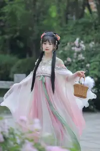 YiTuYu Vol.8641: The Classic Beauty of Zhou Zhou AY Amidst a Dreamy Rose Garden - image 19