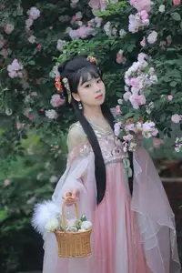 YiTuYu Vol.8641: The Classic Beauty of Zhou Zhou AY Amidst a Dreamy Rose Garden - image 11