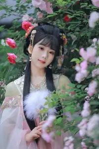 YiTuYu Vol.8641: The Classic Beauty of Zhou Zhou AY Amidst a Dreamy Rose Garden - image 15