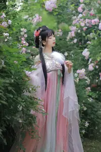 YiTuYu Vol.8641: The Classic Beauty of Zhou Zhou AY Amidst a Dreamy Rose Garden - image 0