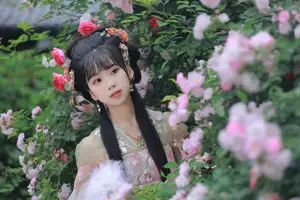 YiTuYu Vol.8641: The Classic Beauty of Zhou Zhou AY Amidst a Dreamy Rose Garden - image 2