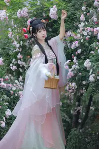 YiTuYu Vol.8641: The Classic Beauty of Zhou Zhou AY Amidst a Dreamy Rose Garden - image 16