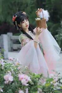 YiTuYu Vol.8641: The Classic Beauty of Zhou Zhou AY Amidst a Dreamy Rose Garden - image 14
