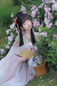 YiTuYu Vol.8641: The Classic Beauty of Zhou Zhou AY Amidst a Dreamy Rose Garden - image 12