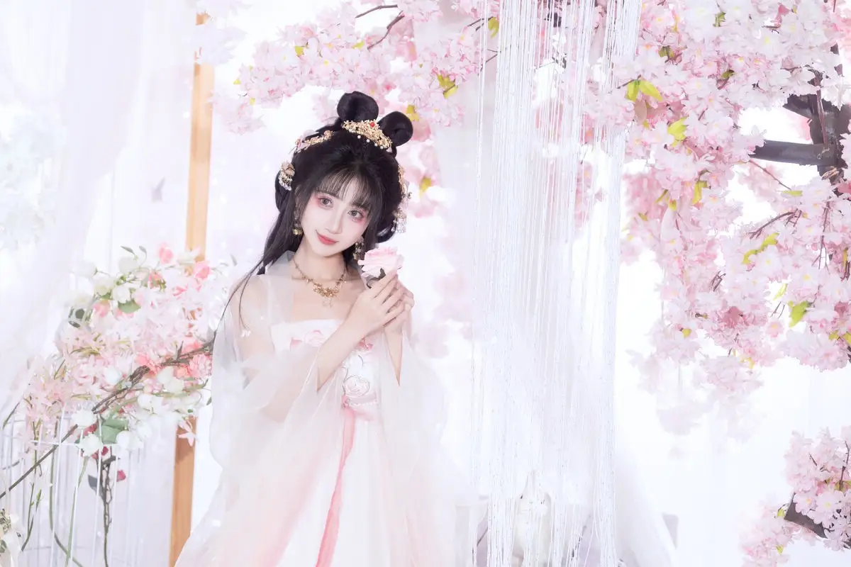 YiTuYu Vol.8628: Enchanting Ethereal Beauty of Qi Luo Sheng De Xiao Su Su in Traditional Hanfu