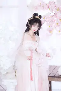 YiTuYu Vol.8628: Enchanting Ethereal Beauty of Qi Luo Sheng De Xiao Su Su in Traditional Hanfu - image 4