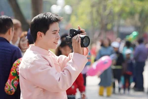 Hanoi's Hoan Kiem Lake Crowded with Tourists During Sunny Lunar New Year Celebrations - image 7