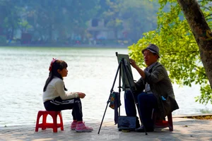 Hanoi's Hoan Kiem Lake Crowded with Tourists During Sunny Lunar New Year Celebrations - image 3