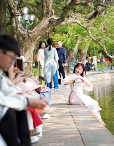 Hanoi's Hoan Kiem Lake Crowded with Tourists During Sunny Lunar New Year Celebrations - image 8