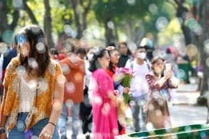 Hanoi's Hoan Kiem Lake Crowded with Tourists During Sunny Lunar New Year Celebrations - image 12