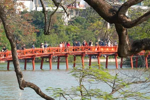 Hanoi's Hoan Kiem Lake Crowded with Tourists During Sunny Lunar New Year Celebrations - image 2