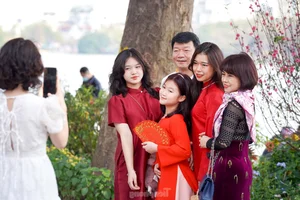 Hanoi's Hoan Kiem Lake Crowded with Tourists During Sunny Lunar New Year Celebrations - image 5
