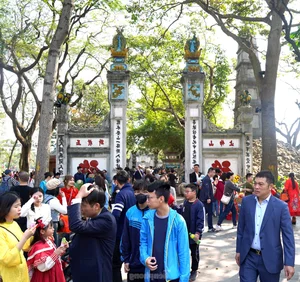 Hanoi's Hoan Kiem Lake Crowded with Tourists During Sunny Lunar New Year Celebrations - image 21