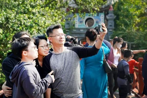 Hanoi's Hoan Kiem Lake Crowded with Tourists During Sunny Lunar New Year Celebrations - image 13