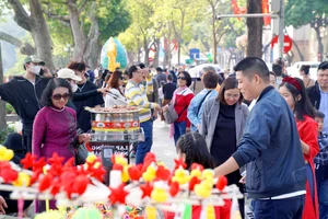 Hanoi's Hoan Kiem Lake Crowded with Tourists During Sunny Lunar New Year Celebrations - image 17