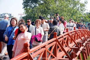 Hanoi's Hoan Kiem Lake Crowded with Tourists During Sunny Lunar New Year Celebrations - image 16