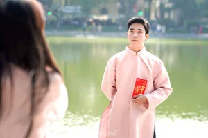 Hanoi's Hoan Kiem Lake Crowded with Tourists During Sunny Lunar New Year Celebrations - image 6
