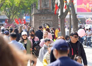 Hanoi's Hoan Kiem Lake Crowded with Tourists During Sunny Lunar New Year Celebrations - image 9