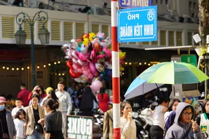 Hanoi's Hoan Kiem Lake Crowded with Tourists During Sunny Lunar New Year Celebrations - image 0