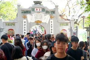 Hanoi's Hoan Kiem Lake Crowded with Tourists During Sunny Lunar New Year Celebrations - image 20
