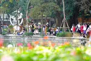Hanoi's Hoan Kiem Lake Crowded with Tourists During Sunny Lunar New Year Celebrations - image 4
