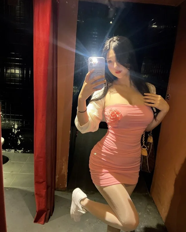 Saigon Fashion Influencer Captivates Fans with Stunning Fitness and Trendsetting Style