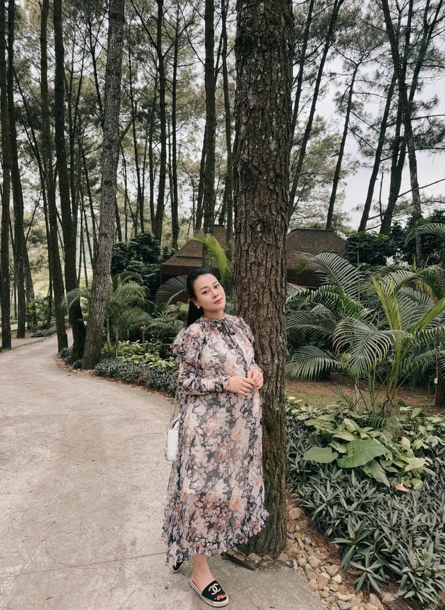 Vietnamese Actresses Anh Dao and People's Artist Le Khanh Warm Reunion