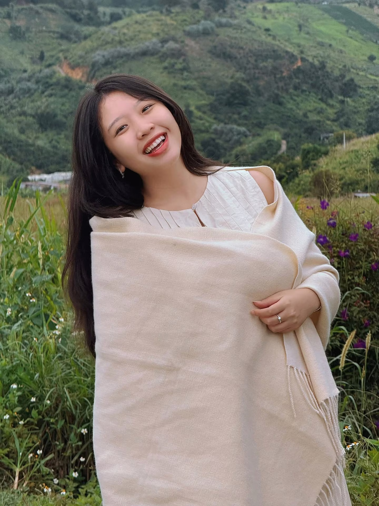 VGU No.155: Radiant Smile & Elegant Beauty Amidst Serene Natural Landscape