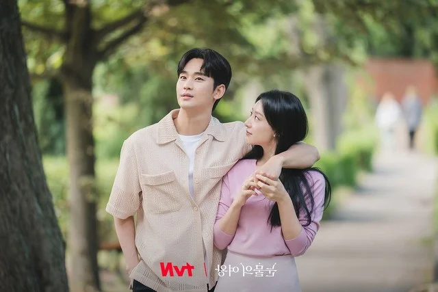 Sweet Wedding Photos of the Queen of Tears Couple