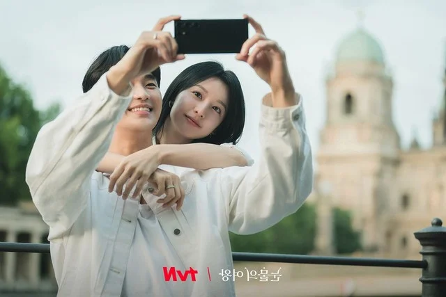 Sweet Wedding Photos of the Queen of Tears Couple