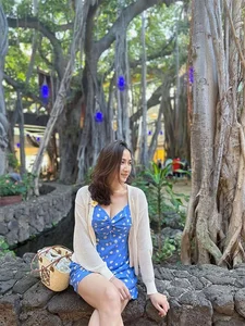 Simple Yet Captivating: Decoding the Effortless Style of Singer Lam Truong's Wife - image 2