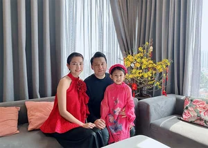 Simple Yet Captivating: Decoding the Effortless Style of Singer Lam Truong's Wife - image 4