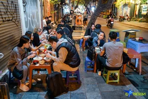 The Iconic 24-Year-Old 'Pho Ga Tron' Stall: A Must-Visit Late-Night Spot in Hanoi - image 3