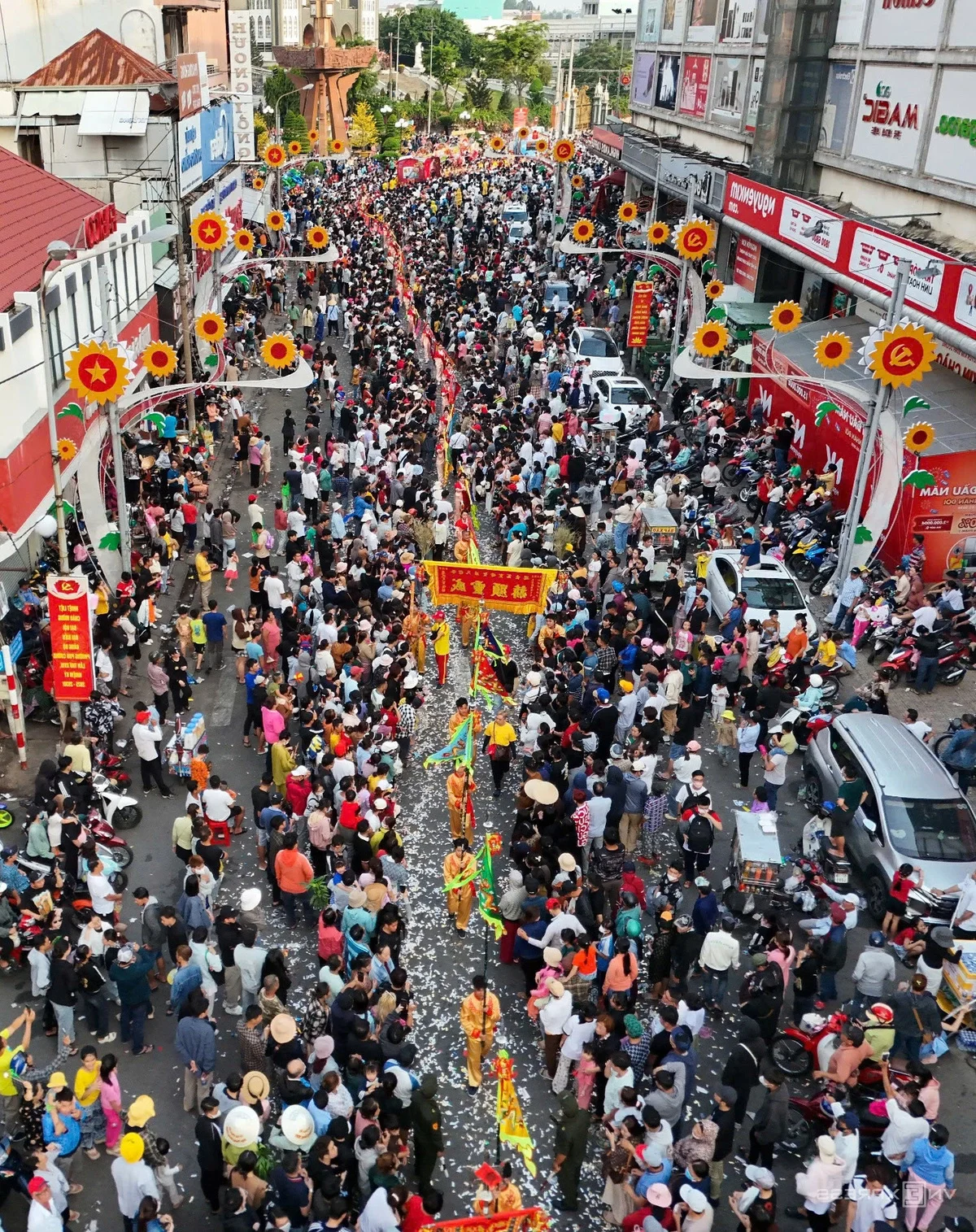 Thousands Gather in Binh Duong for the Vibrant Lady Thien Hau Festival