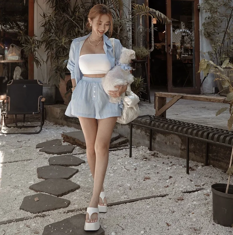 Taiwanese Social Media Sensation Captivates Fans with Her Perfect Hourglass Figure and Trendy Style