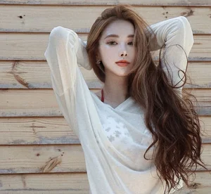 Taiwanese Social Media Sensation Captivates Fans with Her Perfect Hourglass Figure and Trendy Style - image 9