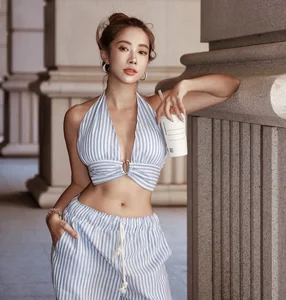 Taiwanese Social Media Sensation Captivates Fans with Her Perfect Hourglass Figure and Trendy Style - image 8