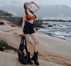 Taiwanese Social Media Sensation Captivates Fans with Her Perfect Hourglass Figure and Trendy Style - image 2