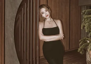 Taiwanese Social Media Sensation Captivates Fans with Her Perfect Hourglass Figure and Trendy Style - image 4