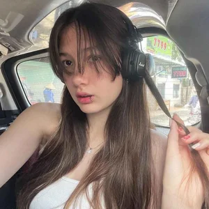 Beautiful and Stylish Sisters of Vietnamese Footballers Turning Heads Online - image 2