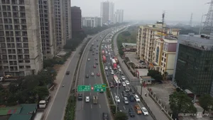 Cửa Ngõ Hà Nội và TP.HCM Tắc Nghẽn Ngày 28 Tết: Người Dân Hối Hả Về Quê - image 10