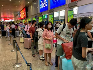 Cửa Ngõ Hà Nội và TP.HCM Tắc Nghẽn Ngày 28 Tết: Người Dân Hối Hả Về Quê - image 2
