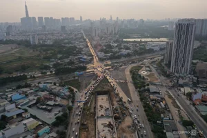 Cửa Ngõ Hà Nội và TP.HCM Tắc Nghẽn Ngày 28 Tết: Người Dân Hối Hả Về Quê - image 0