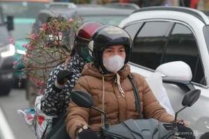 Cửa Ngõ Hà Nội và TP.HCM Tắc Nghẽn Ngày 28 Tết: Người Dân Hối Hả Về Quê - image 3