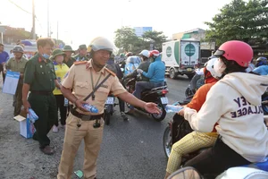 Cửa Ngõ Hà Nội và TP.HCM Tắc Nghẽn Ngày 28 Tết: Người Dân Hối Hả Về Quê - image 12