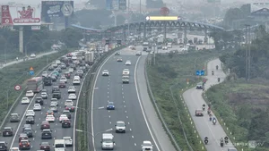 Cửa Ngõ Hà Nội và TP.HCM Tắc Nghẽn Ngày 28 Tết: Người Dân Hối Hả Về Quê - image 4